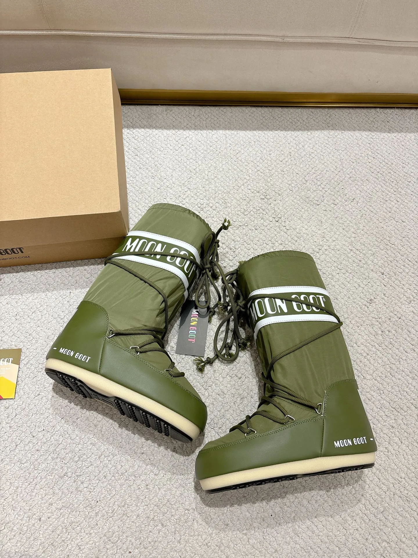 p700 long love style: ❤️ Moon Boot2025 vs autumn and winter popular snow boots series... [Ugly Moon Snow Boots] Forget UGG, fashionable people are wearing Moon Boot snow boots. If you find it difficult to accept the revival of UGG, then there is now a more alternative snow boot that is back, with an inner diameter of 4 cm. That is the Moon Boot. It was already very popular in the millennium. Back then, Paris Hilton and Victoria Beckham Celebrities often wear it, and now the Y2K trend is popular again. The same style is worn by young people in QQ shows, and the ugly snow boots that are shown in thousands of people have become popular again, regardless of men and women. They look slim but warm and easy to wear... ❶Fabric: Original custom/cowhide/woven wool/high mercerized waterproof cloth ❷Inner: original 100% silk cotton liner ❸foot: original 100% silk cotton liner ❹ Outsole: Original molded two-color non-slip outsole ❺ Sole thickness: 4cm (including **) ❻ Code number: 35/38; 39/41; ❼ Packaging: Original full set of packaging ☀ Color: Official website updated simultaneously